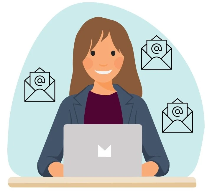 Kvinna sitter och arbetar vid dator.