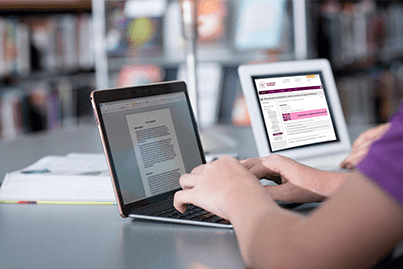 studenter som arbetar i till exempel ping pong och andra digitala studieadministrativa system