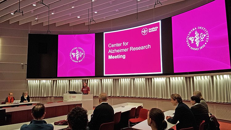 Mia Lindskog inleder Centrum för Alzheimersforsknings möte