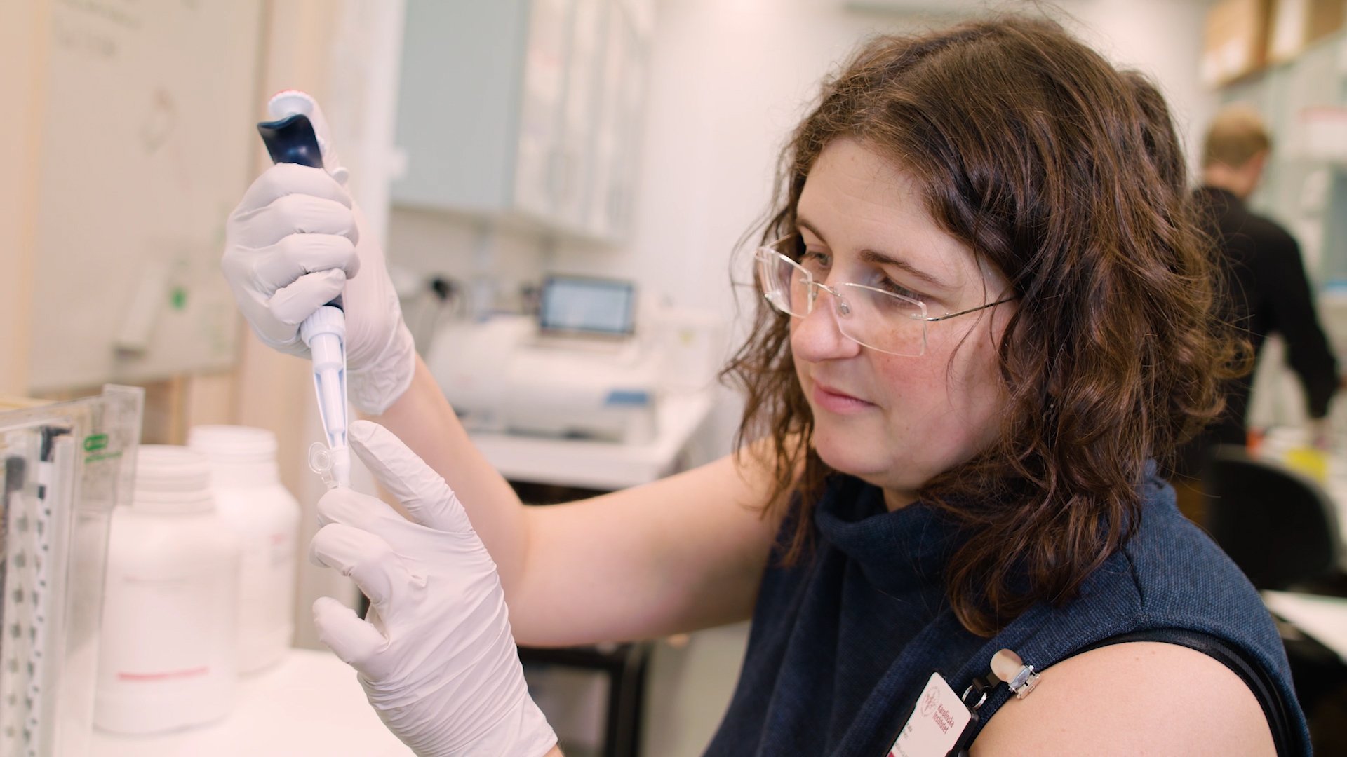 Katja Petzold in her lab pipetting.