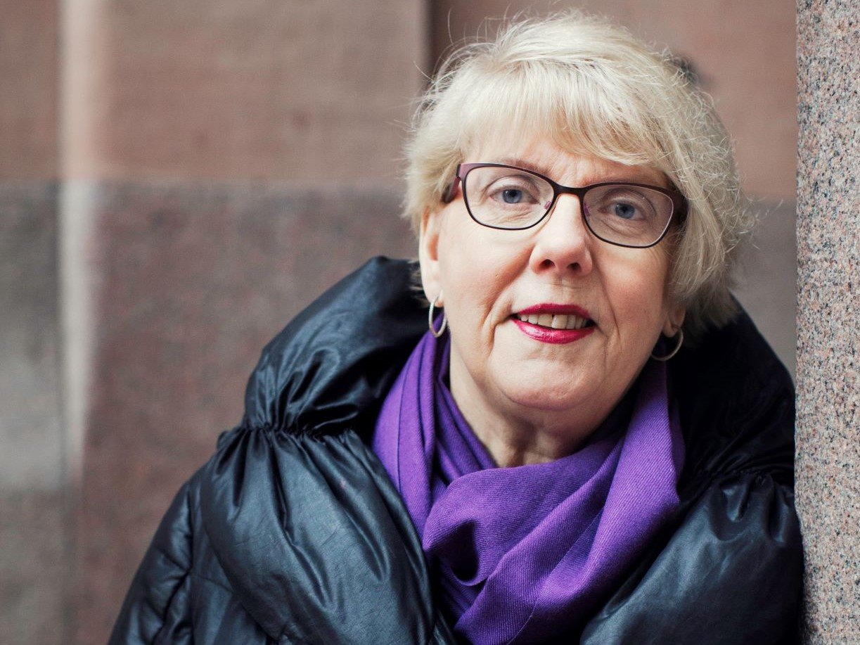 Porträtt av Lise Murphy när hon står lutad mot en vägg. Foto: Rebecka Uhlin