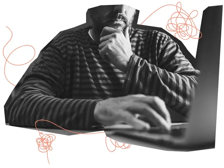 Svartvit bild av man framför en dator. En orange linje löper över bilden och trasslar sig på några ställen.