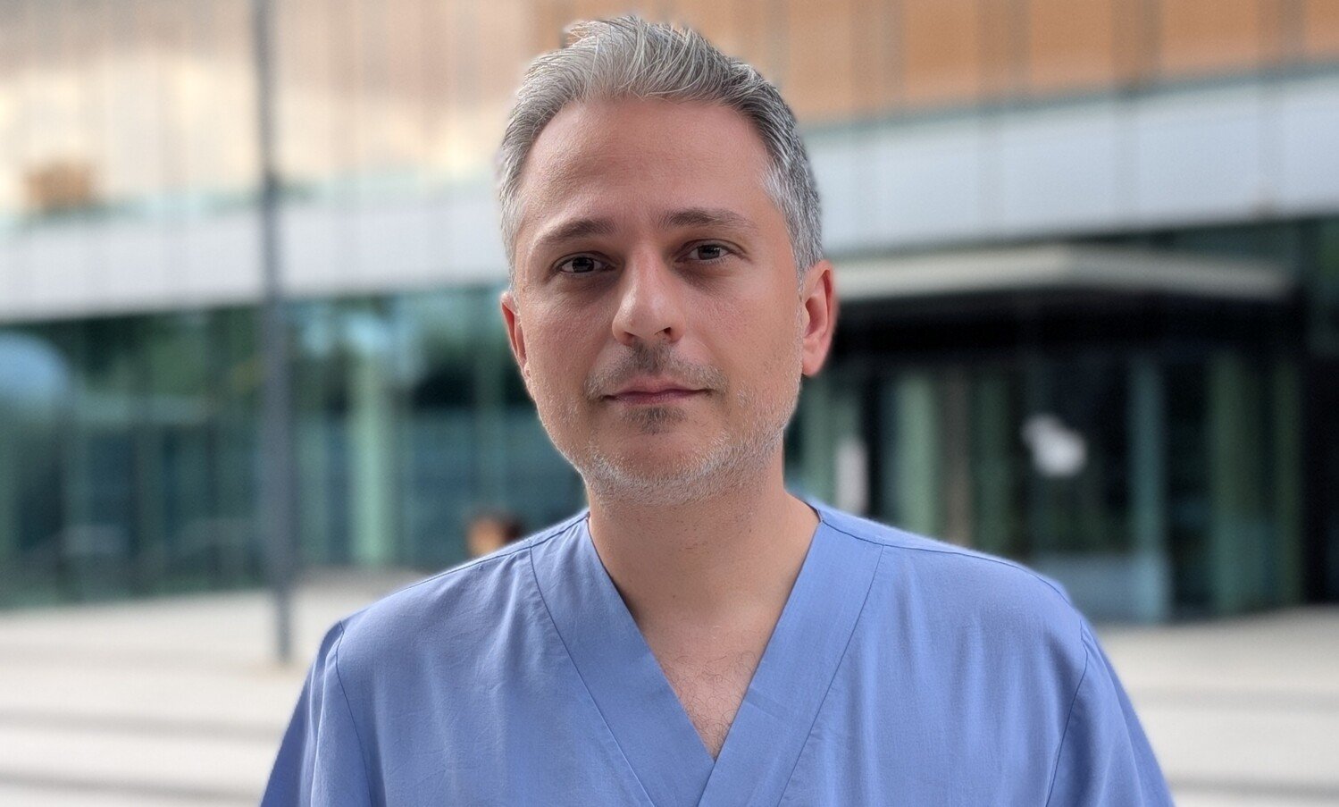 Porträtt av Alexios Matikas i blå sjukhuskläder