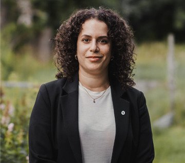 Porträtt av Anahita Amirpour, doktorand vid avdelningen för omvårdnad, NVS.