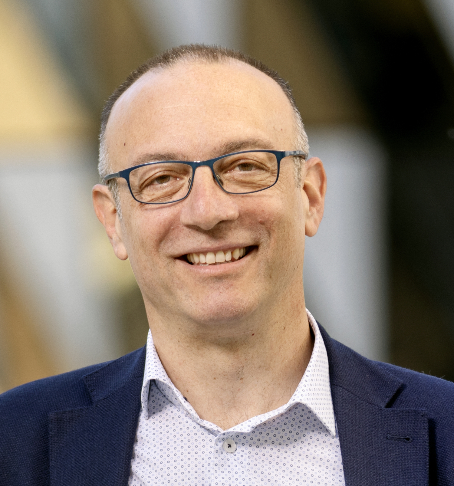 Porträtt av man utomhus.