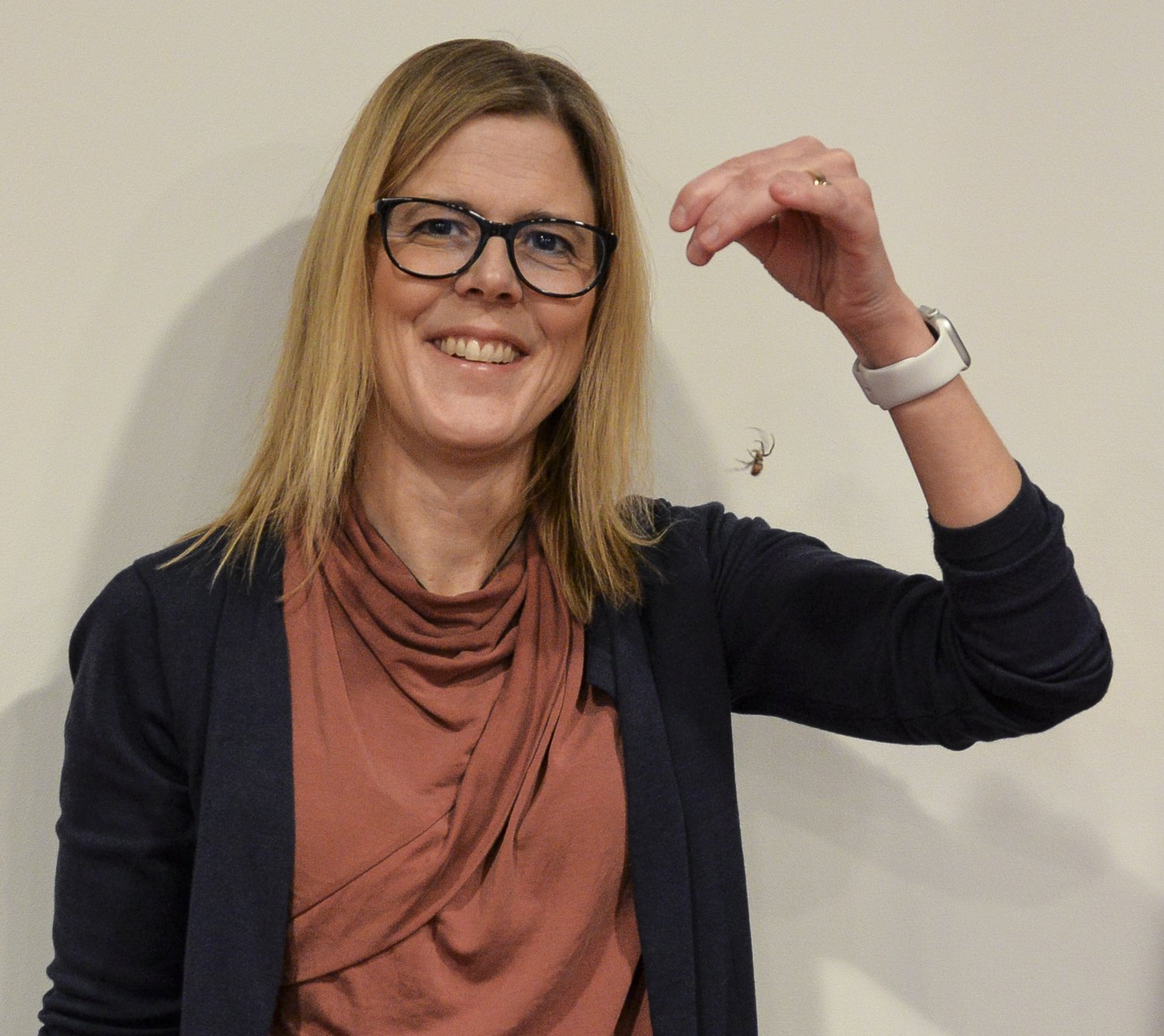 Porträtt av kvinna i svart kofta.