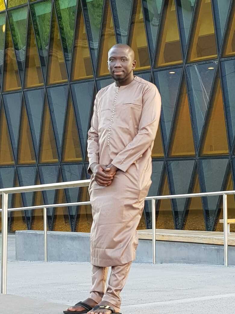 KI-alumnus in front of Aula Medica