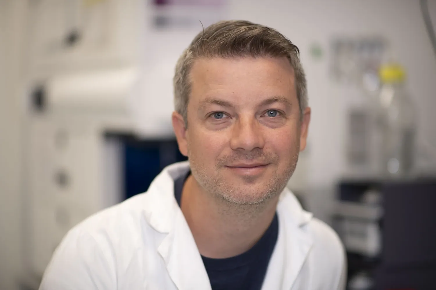 Porträtt av Yenan Bryceson iklädd vit rock.