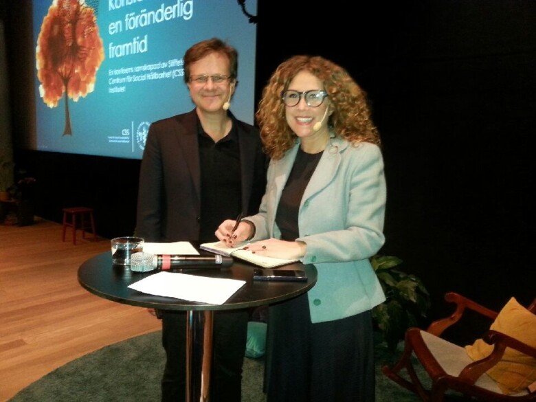 Forskare vid talarstol.