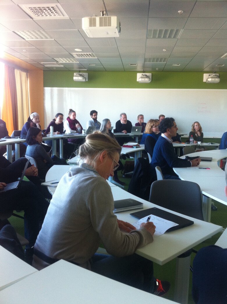 Flera forskare i ett konferensrum