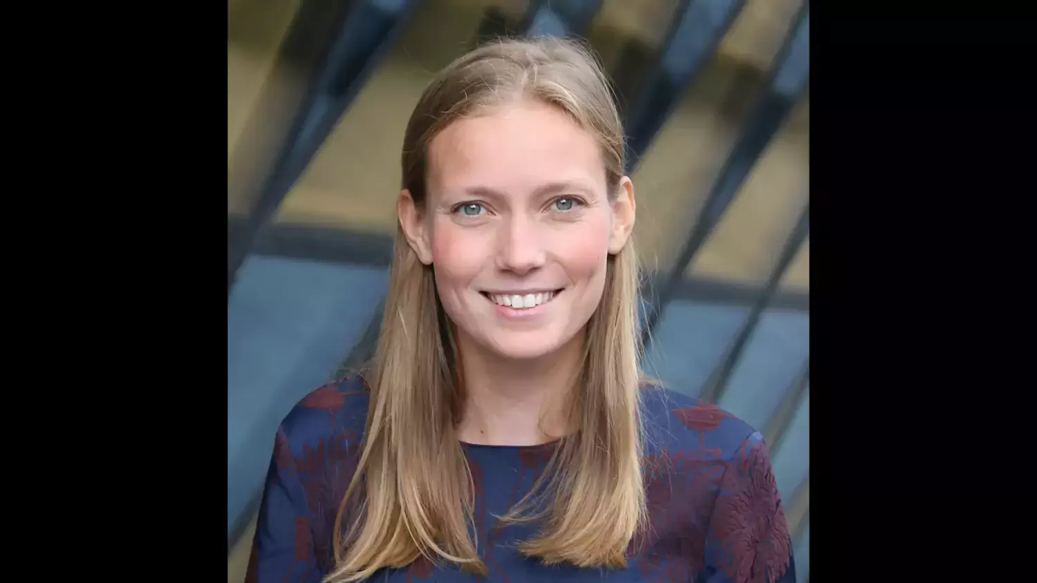 Profilfoto på Caroline de Groot, kvinna med långt blont hår och blå blus