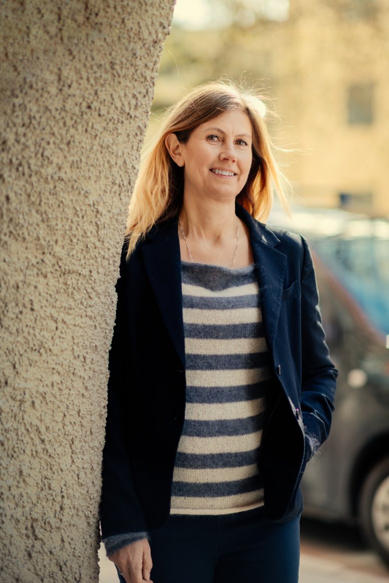 Porträttbild på Cecilia Fridén klädd i en blå och vit randig tröja.