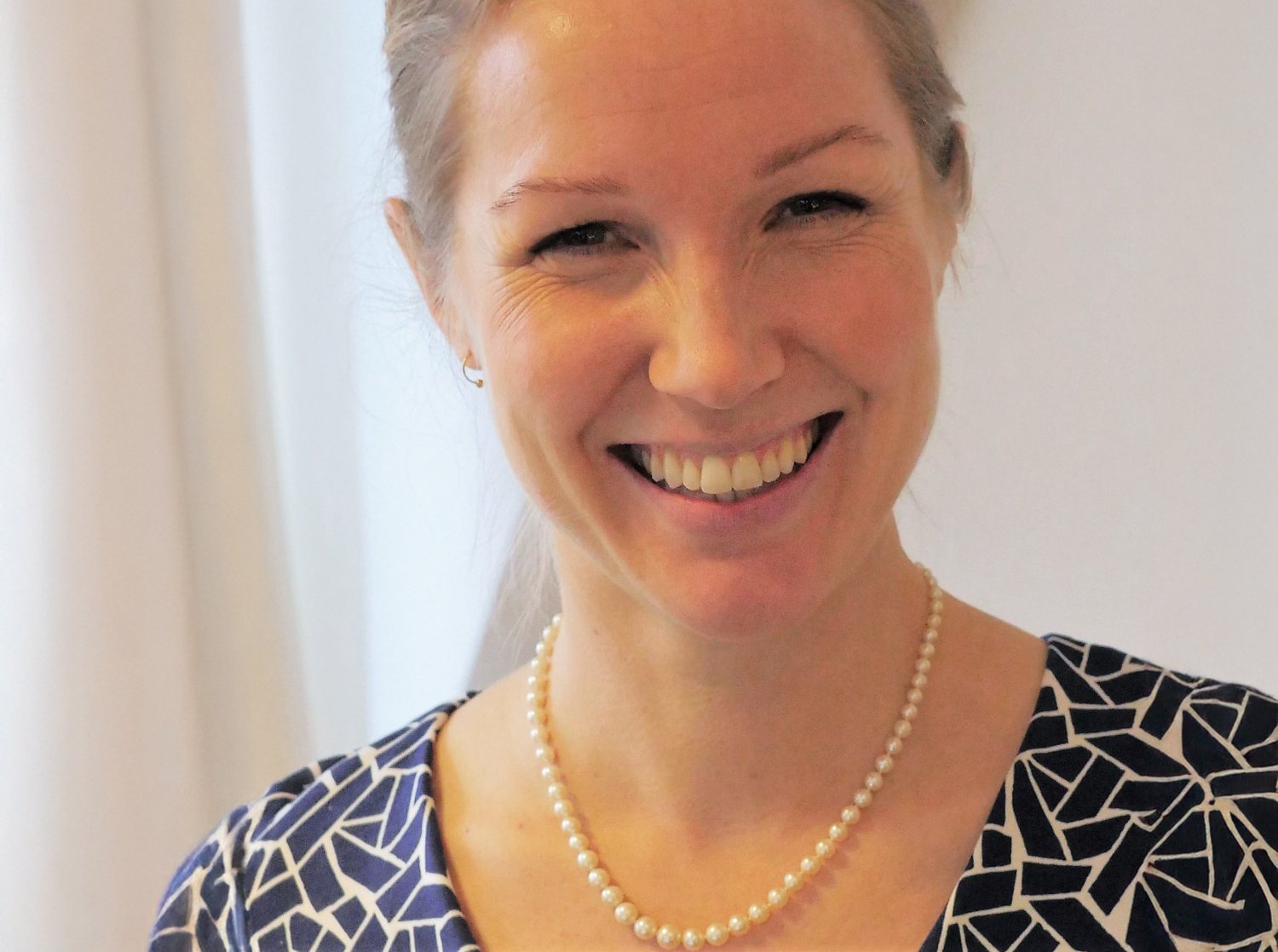 Porträtt mot neutral bakgrund