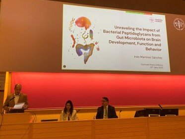 Inés defending her thesis along with opponent and other