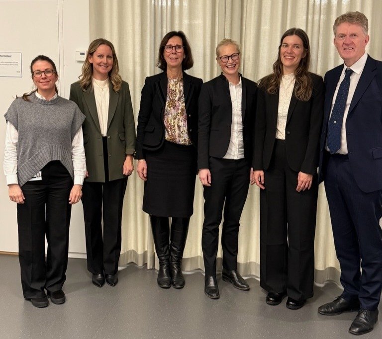 Doktorand flankerad av opponent och handledare