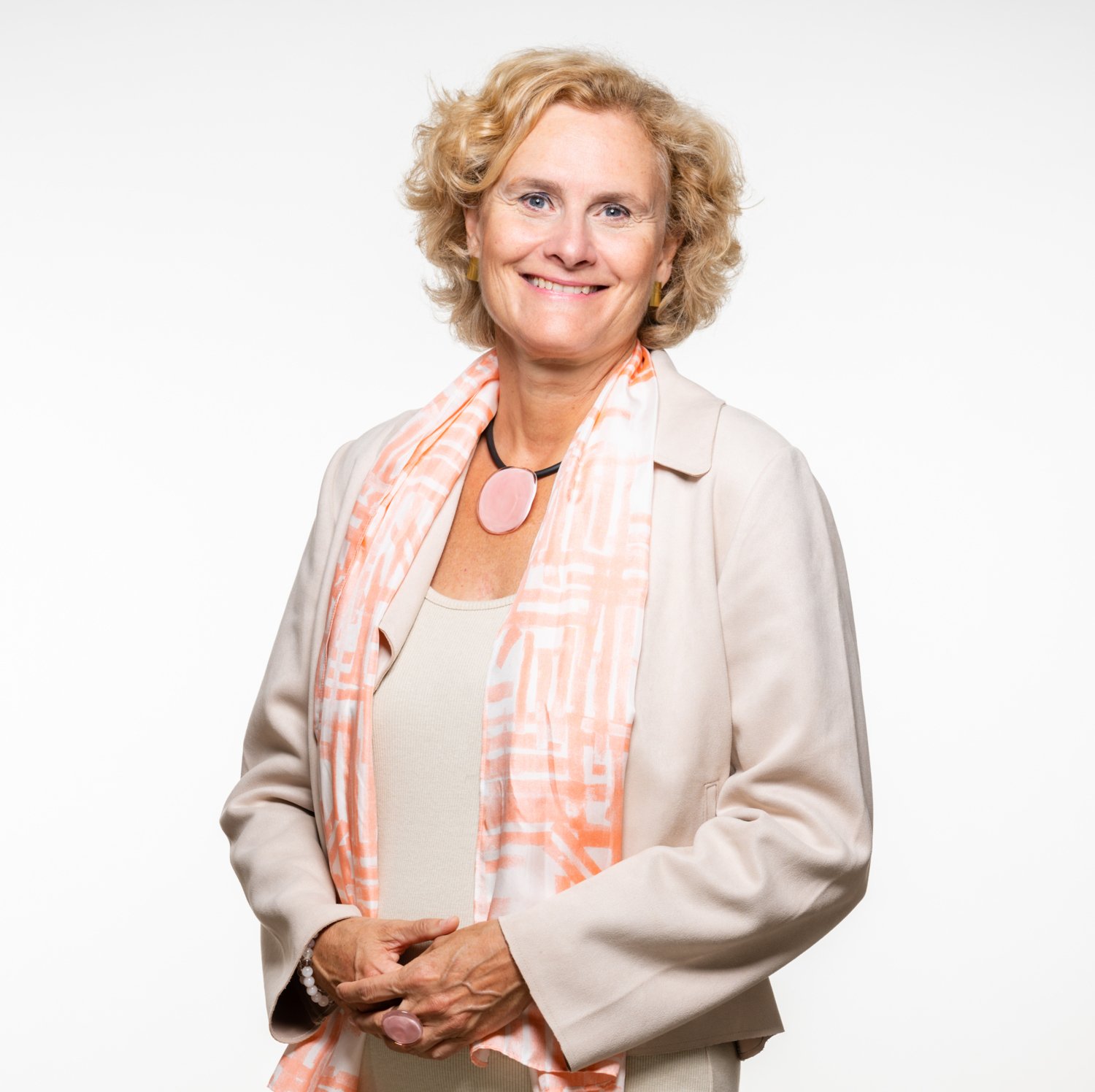 Porträtt av Ellenor Mittendorfer-Rutz. Hon bär ljusa kläder och står mot en ljus bakgrund.