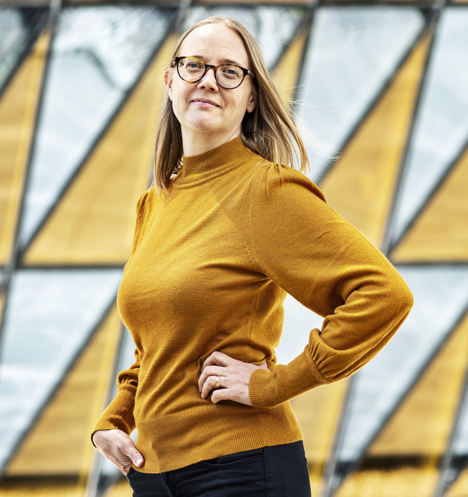 Porträttbild av Emma Fransson framför Aula Medica