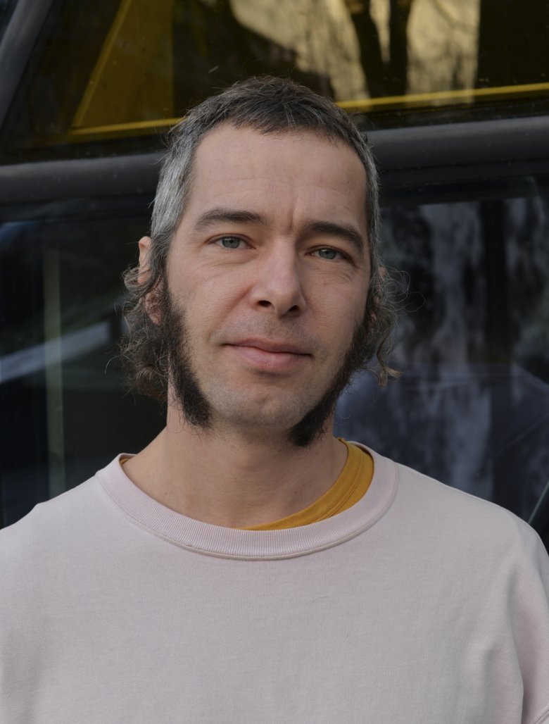 Närporträtt av Erik Andersson utanför Aula Medica.