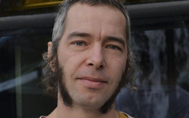 Närporträtt av Erik Andersson utanför Aula Medica.