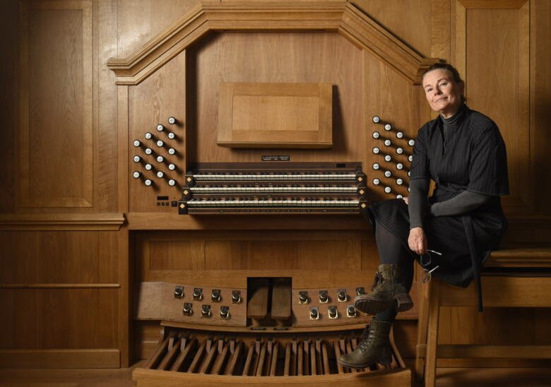 Eva Bojner Horwitz vid en orgel.