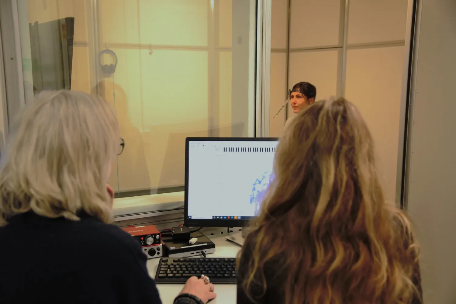 Två personer sitter tillsammans framför en dator.