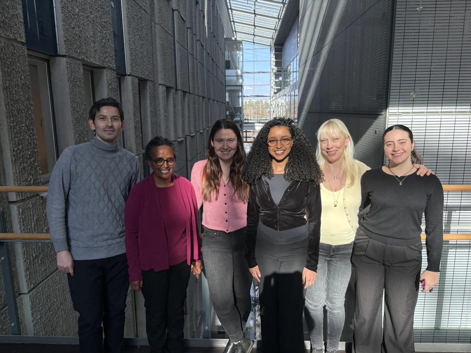 Gruppbild på sex personer.