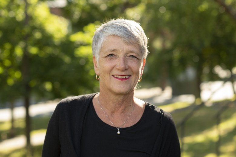 Porträt av Susanne Guidetti i en park, det är sommar.