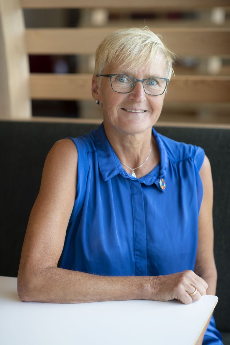 Porträtt av Maria Hagströmer, hon har en kornblå blus på sig.