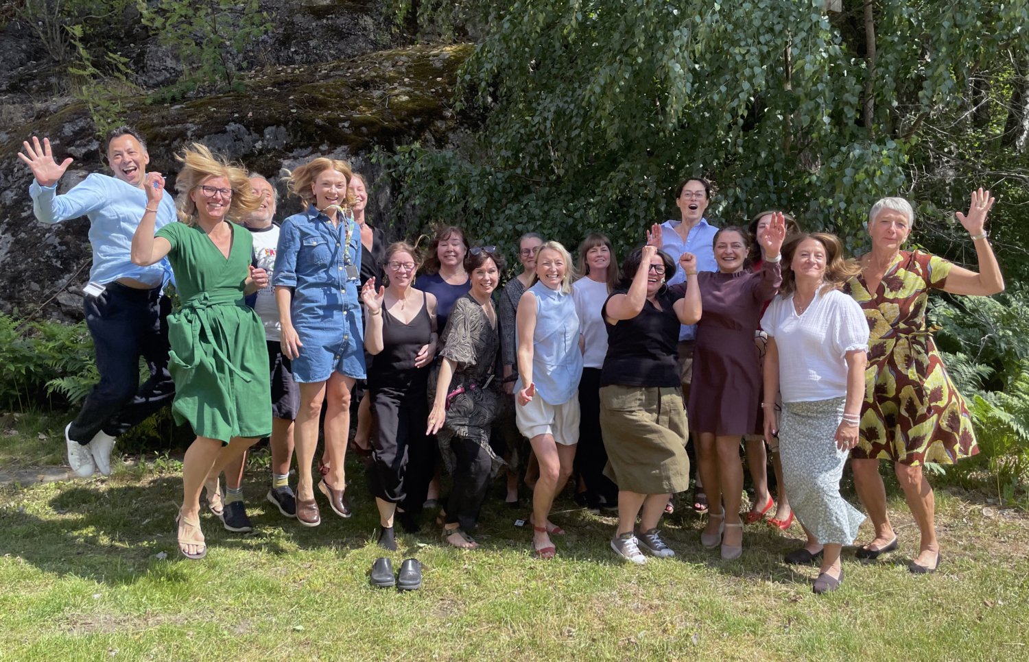 Gruppbild på avdelningen för arbetsterapi när de hoppar.