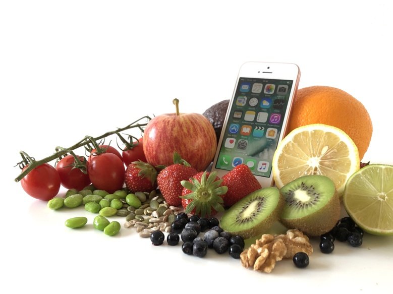 Illustration of mHealt, mobile phone and fruit and vegetables