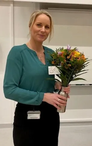 Porträtt av kvinna i blå tröja.