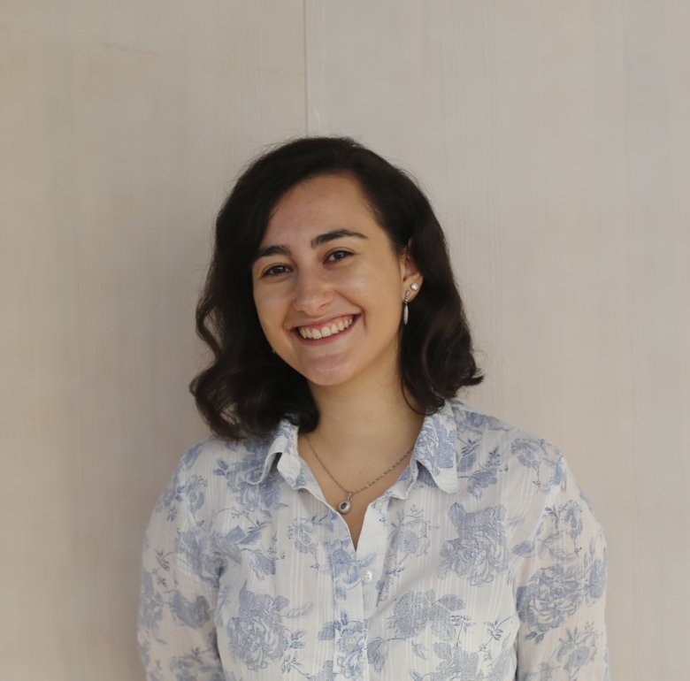 KI-alumna in front of Aula Medica