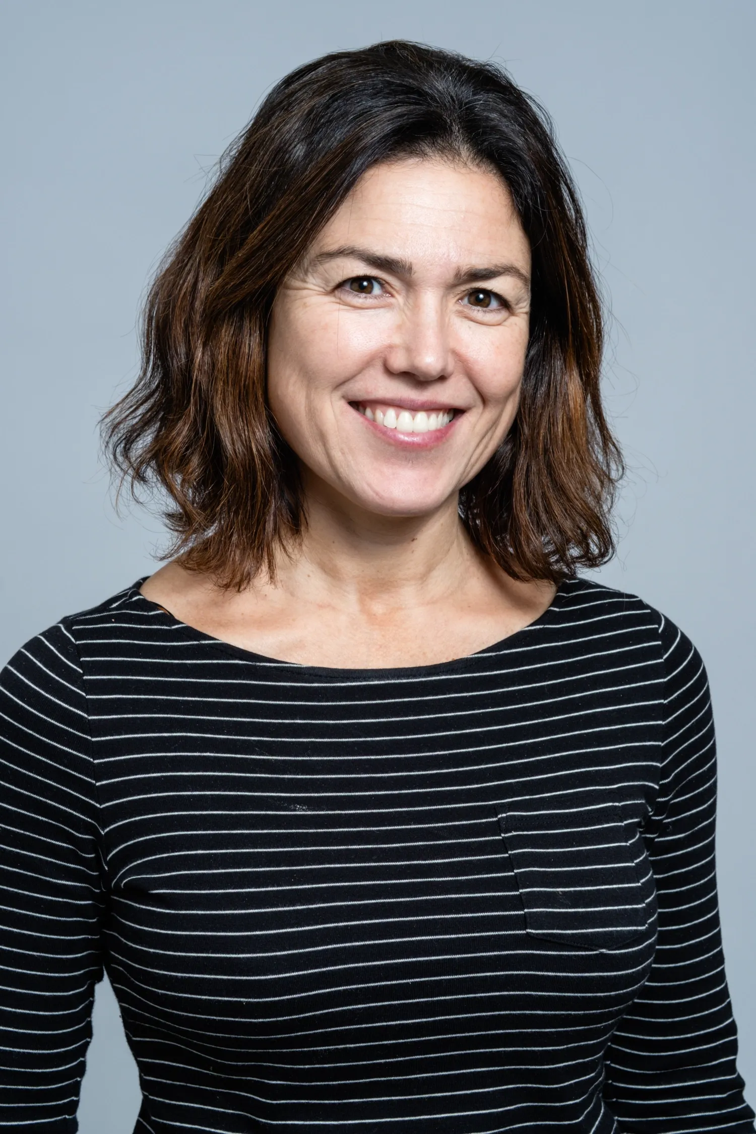 Porträtt av kvinna i randig tröja.