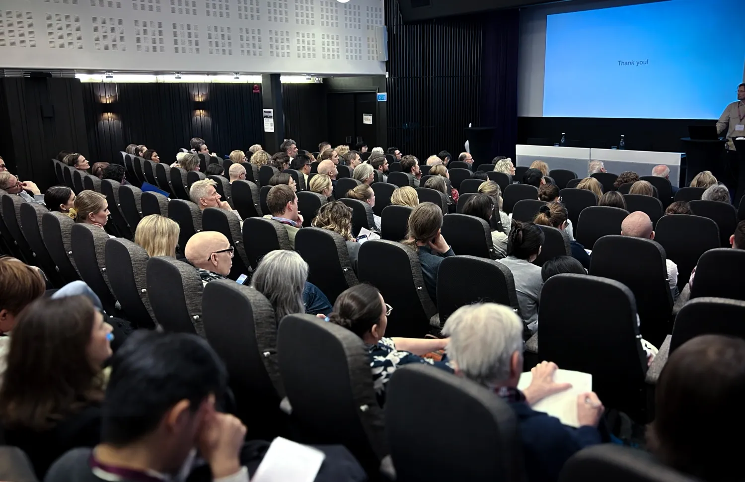 Åhörare i en föreläsningssal.