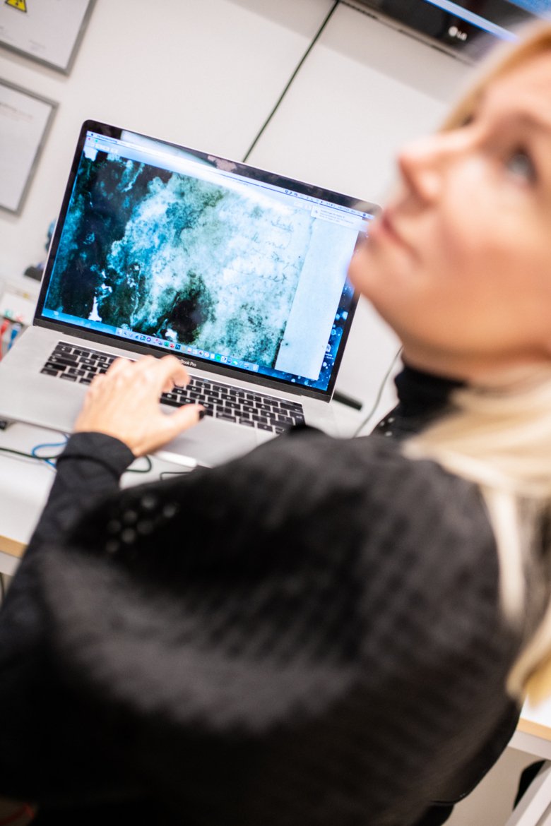 Bea Uusma framför dator som visar Andrés sista anteckningar.