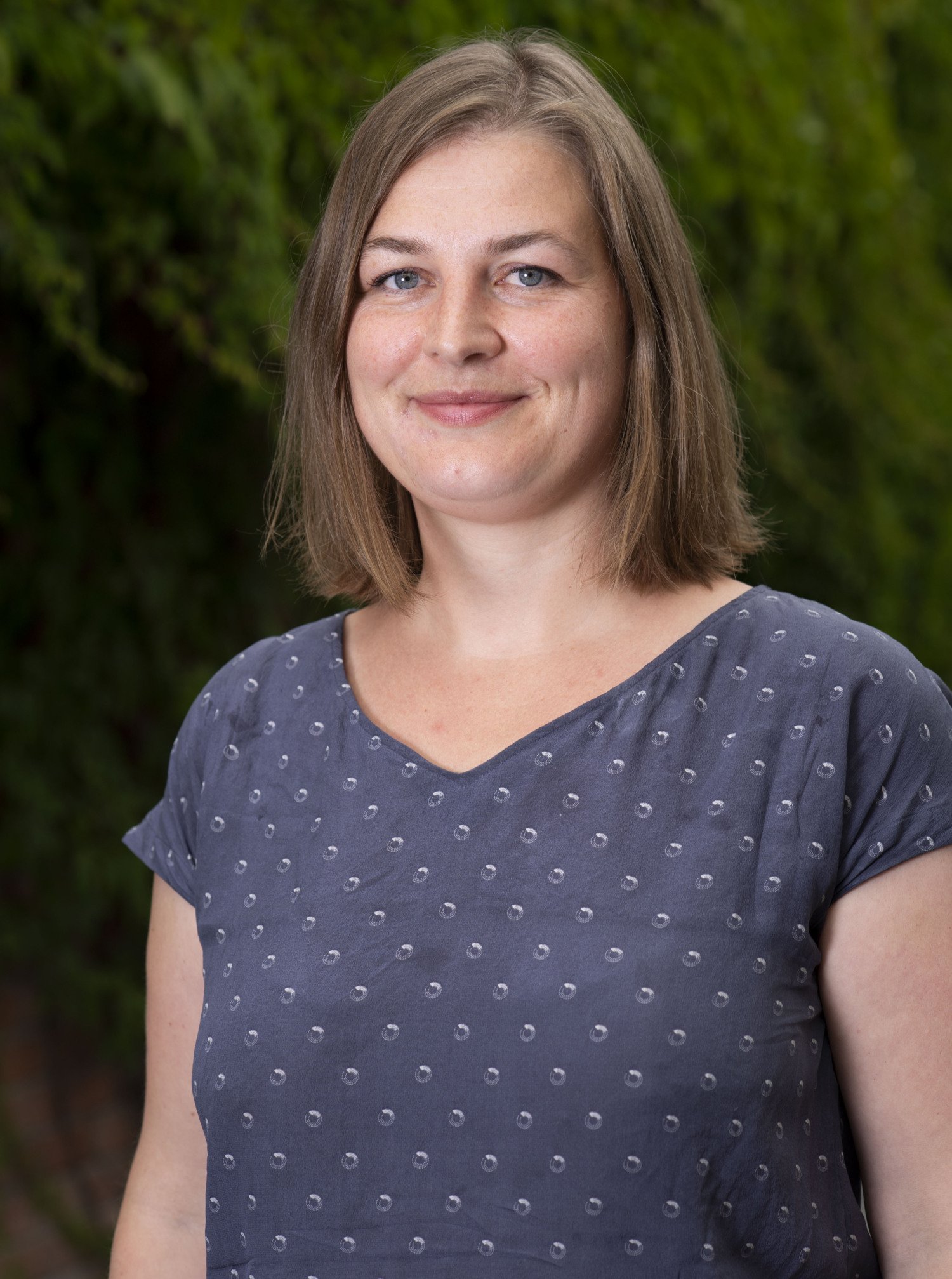 Porträtt av Janina Seubert utomhus på campus Solna.