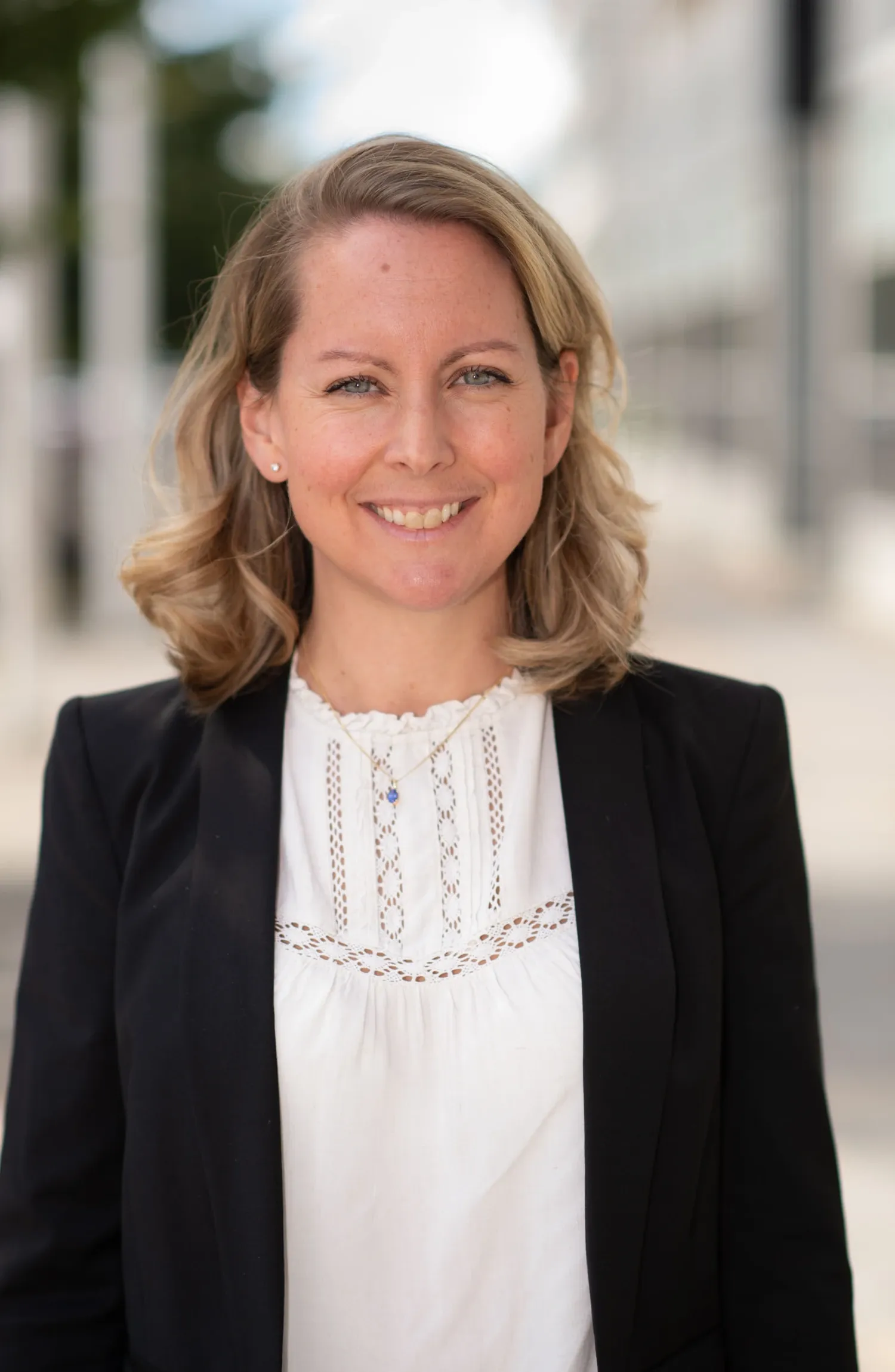 Porträtt av kvinna i svart kofta.