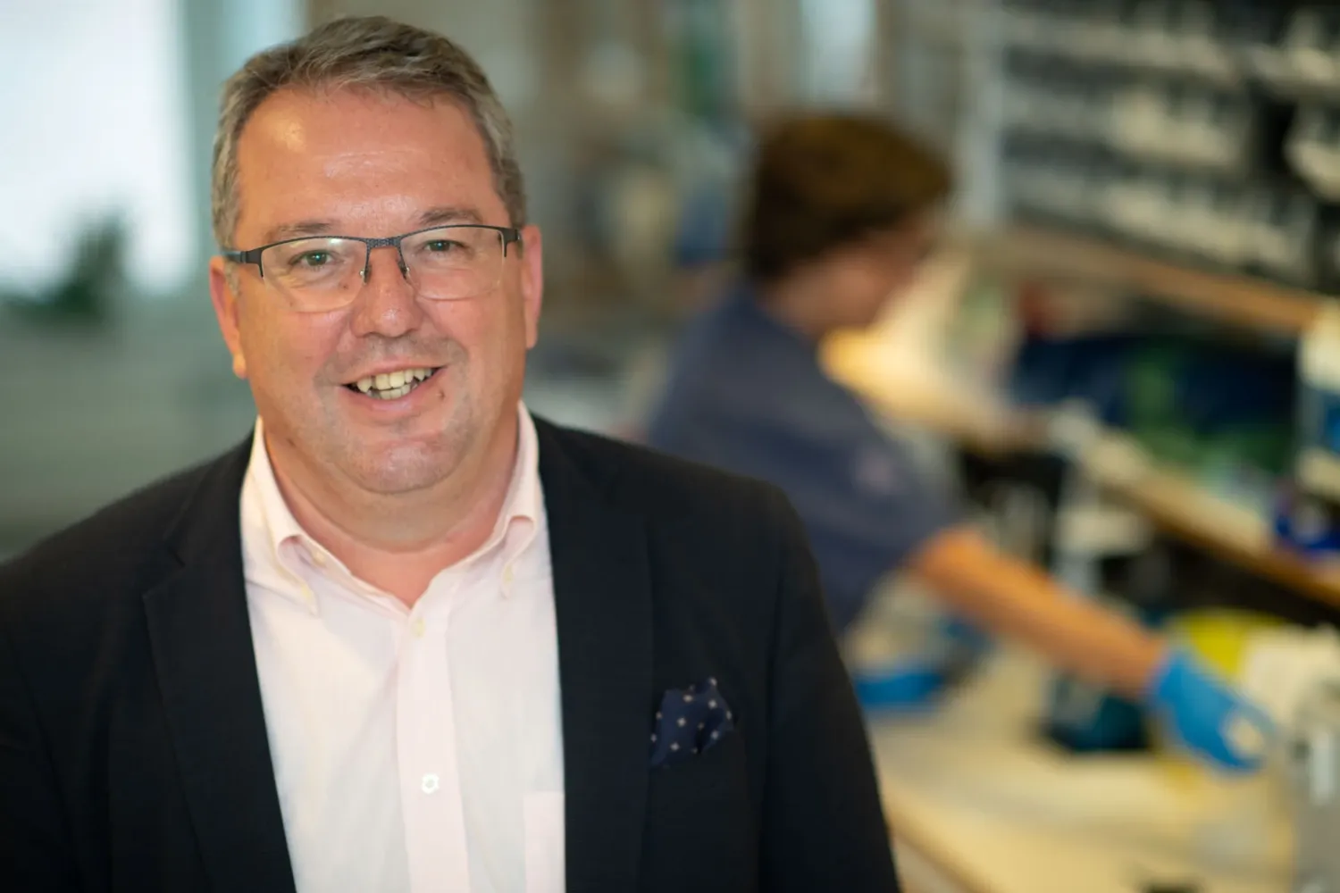 Porträtt av man i svart kavaj.