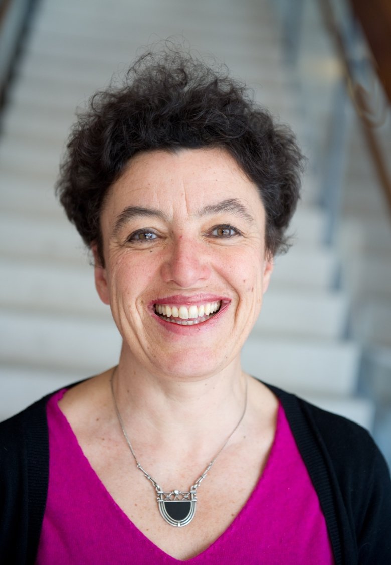 Portrait of Eva Kosen wearing a pink shirt.