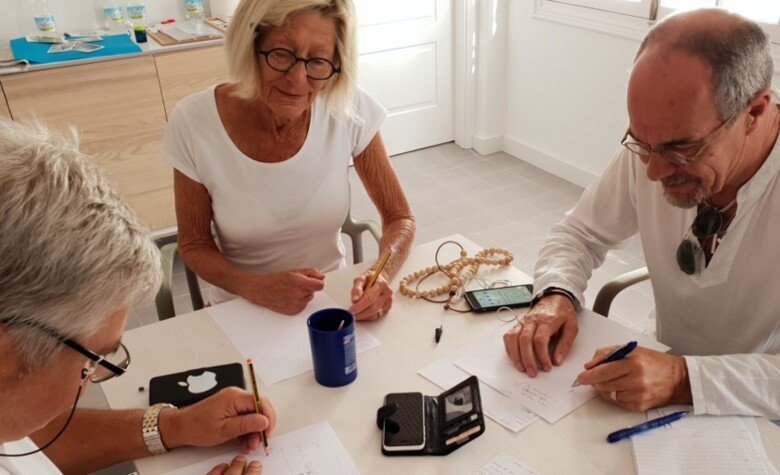 Människor runt ett bord