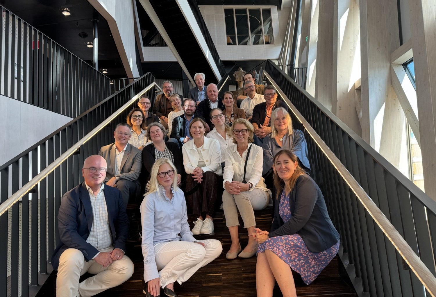 15-tal medarbetare som sitter i en trappa