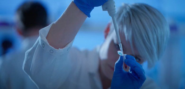 Forskare pipetterar i laboratoriemiljö.