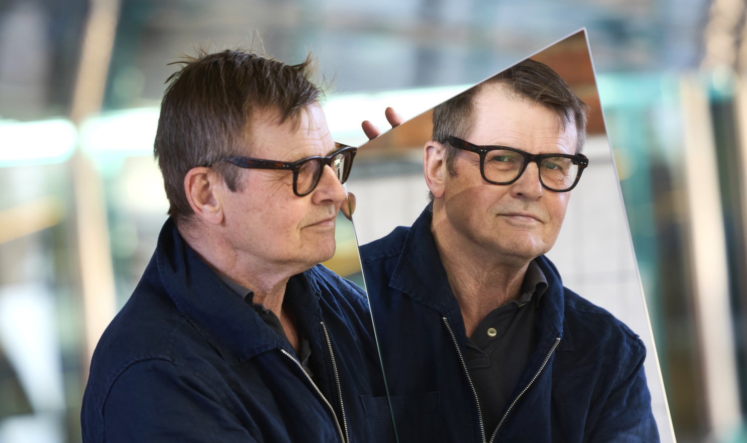 Porträtt av forskaren Mikael Benson med en spegel