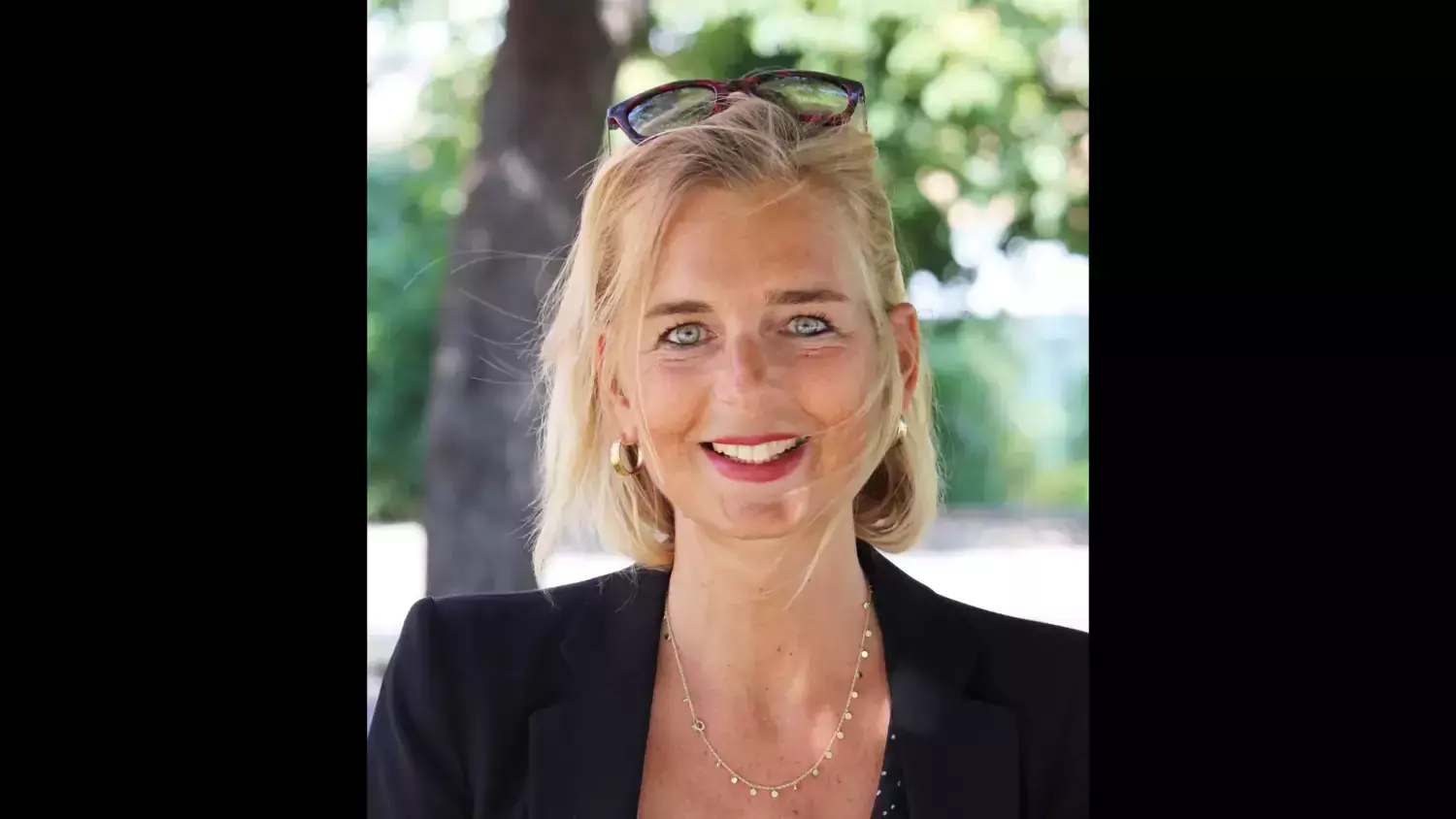 Profilfoto på Märit Halmin. En kvinna med blont hår och en svart kavaj