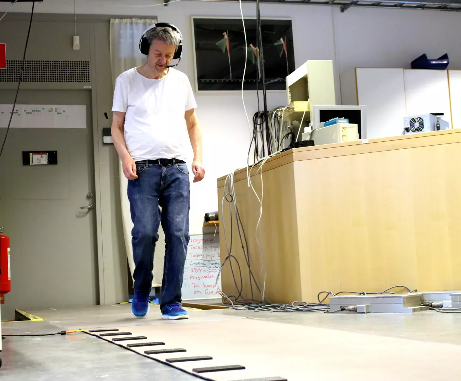 Person som gör någon form av gångtest på fysioterapins labb.