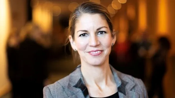 Porträtt av kvinna i grå kavaj.