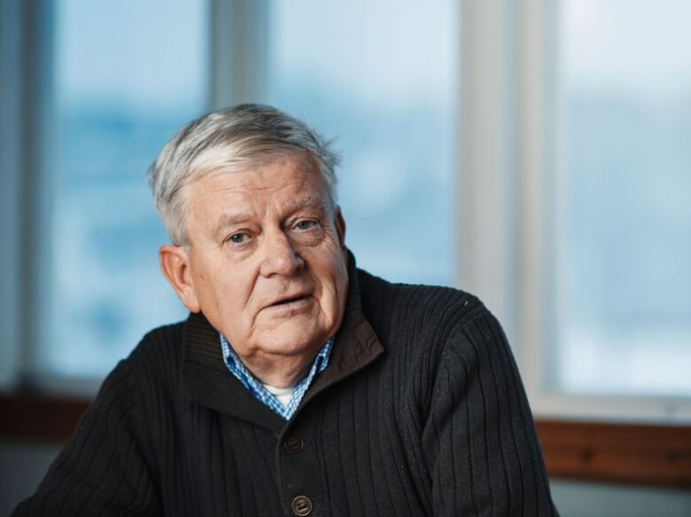 Portrait of Peter Frisk sitting at a table.