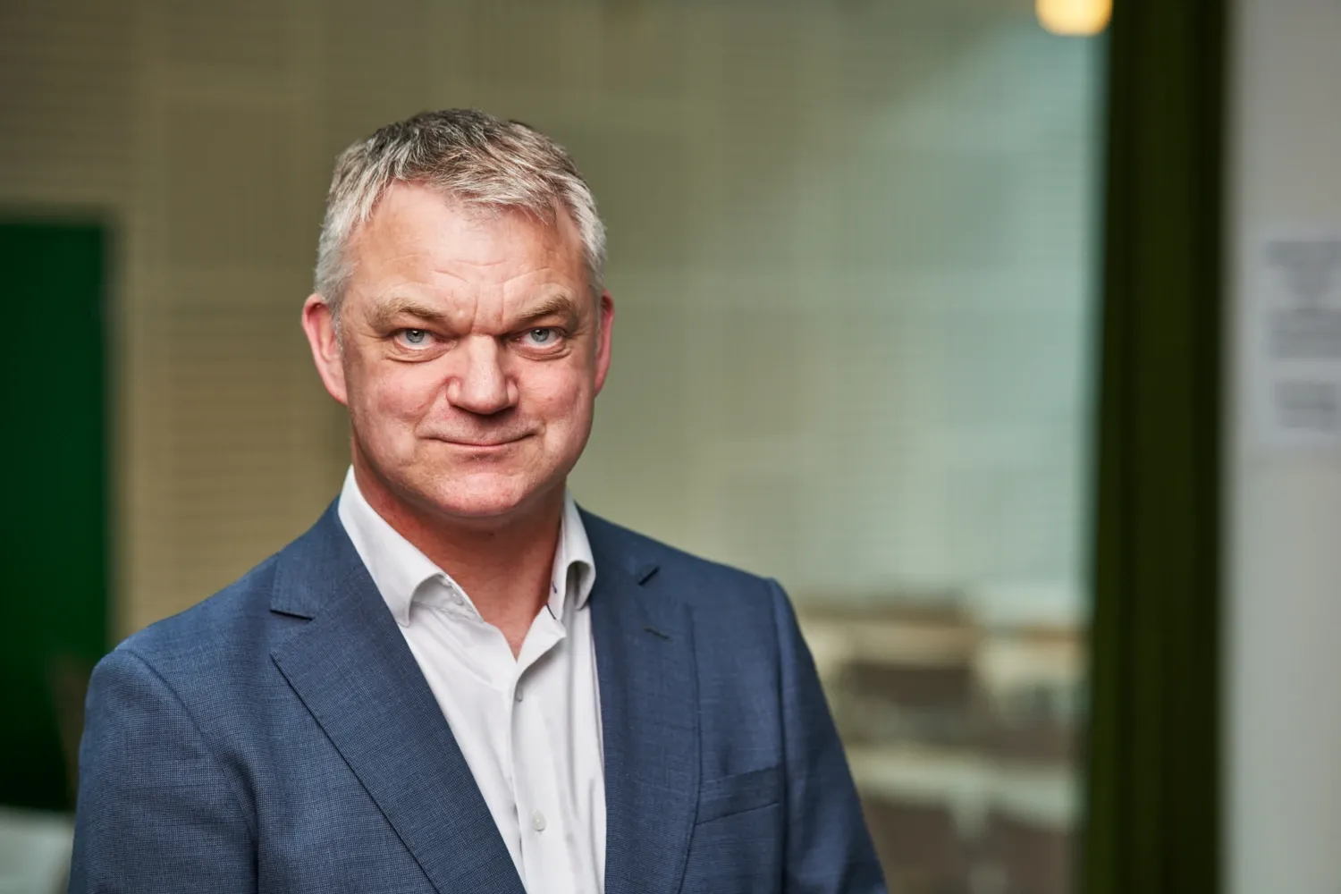 Porträtt av man i mörkblå kavaj.