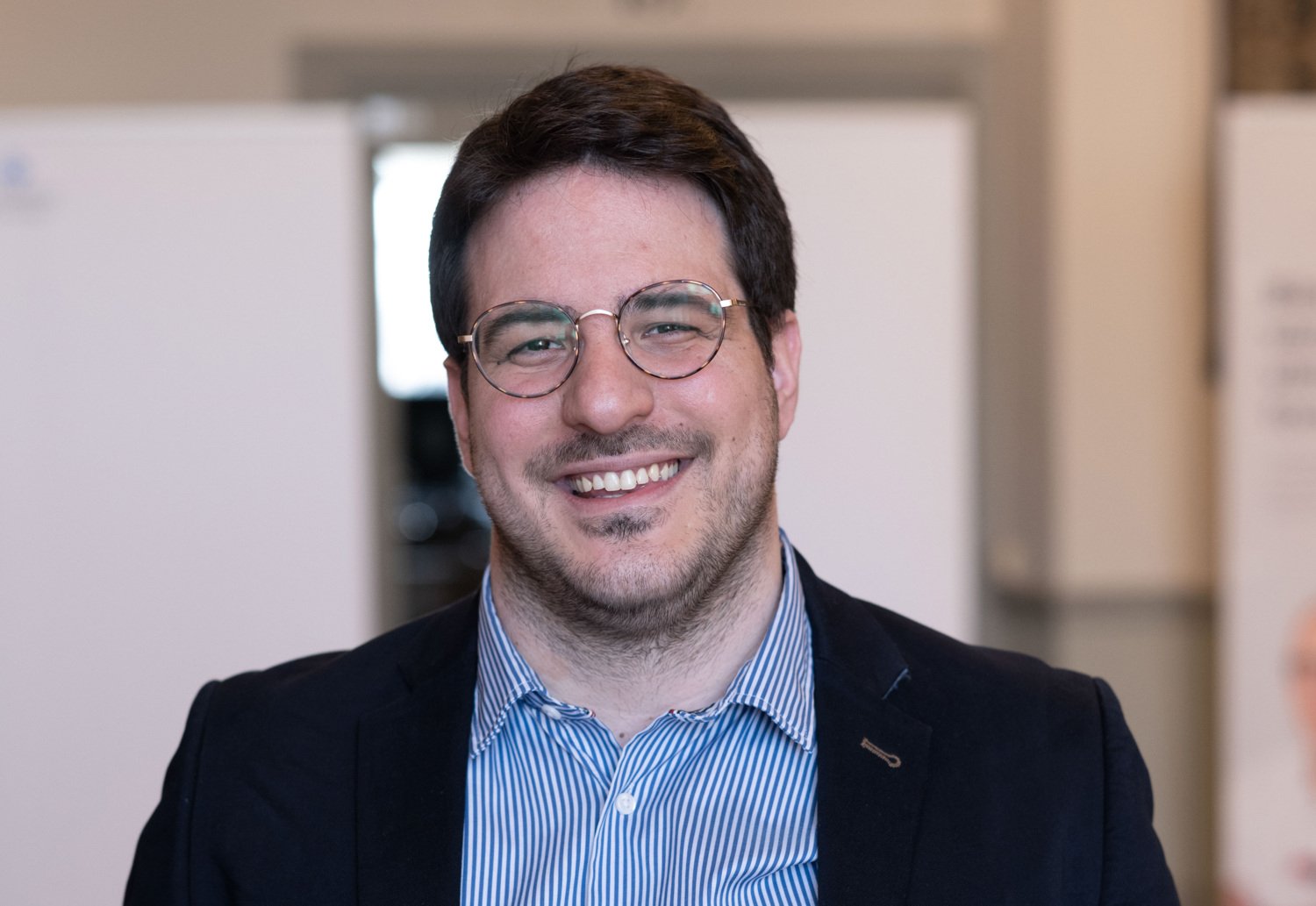 Porträtt av man i svart kavaj.