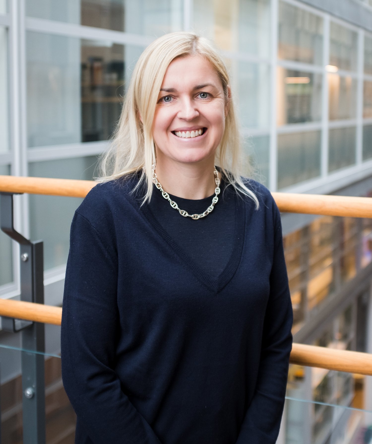 Fotografi av blond kvinna.